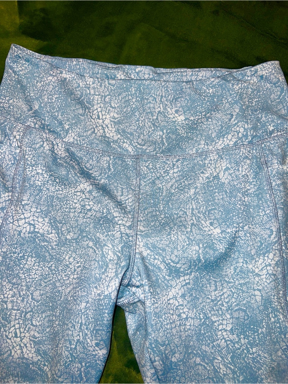 UNDER ARMOR 🌊 2 POCKET FULL LENGTH BLUE/WHITE ANIMAL PRINT LEGGINGS Women’s XL